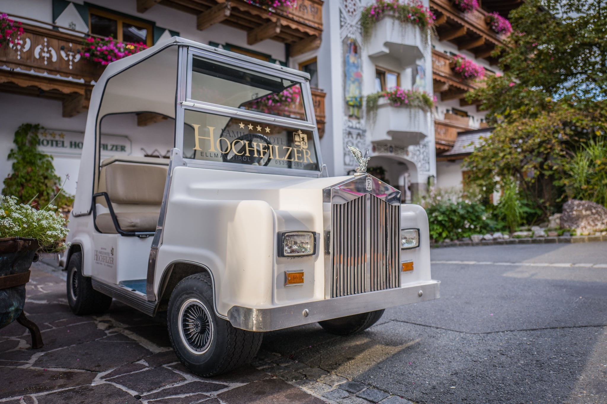 Außenansicht Hotel Hochfilzer mit Golfcar