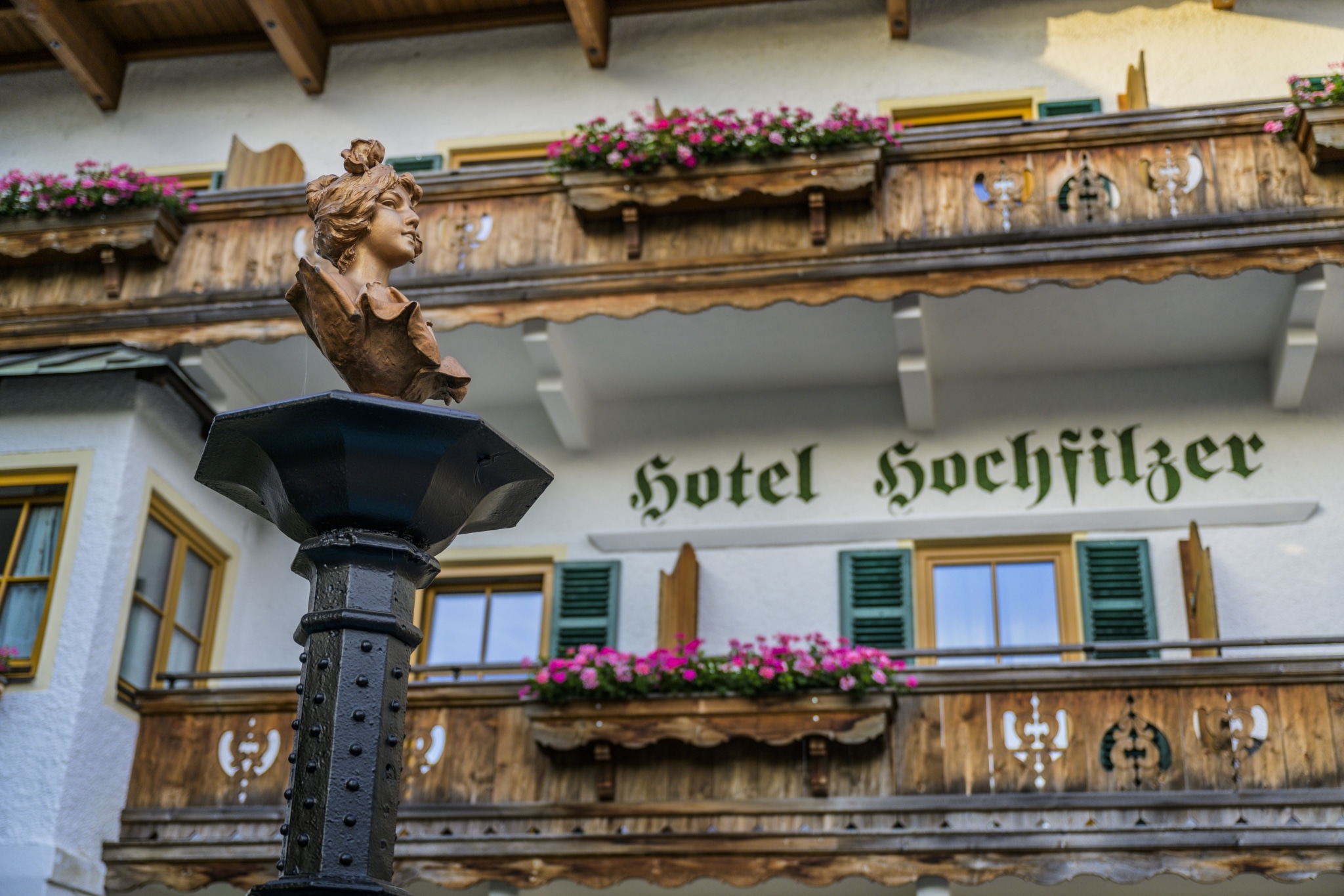 Außenansicht Hotel Hochfilzer mit Brunnen